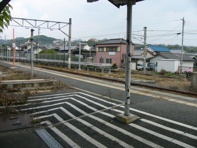 北宇智駅　旧駅舎から新駅を見る。